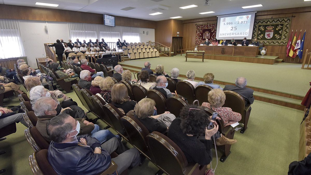 Un instante del acto celebrado ayer por los alumnos de la 'Universidad de la Experiencia'. | SAÚL ARÉN