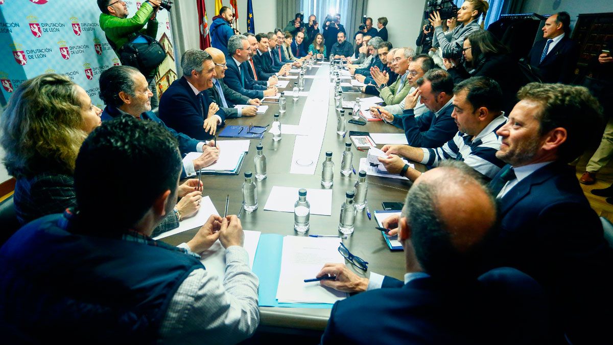 Una de las imágenes de la primera reunión de la Mesa por León. | L.N.C.