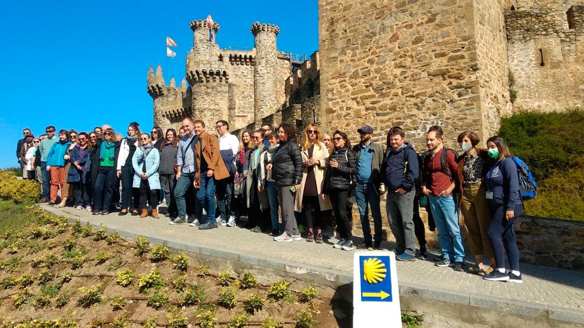 Los participantes en la Semana Internacional delante del castillo.