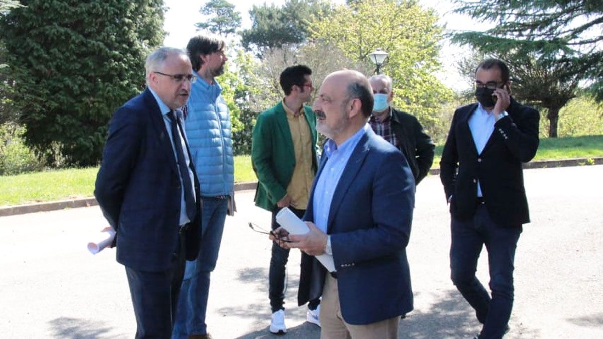 Quiroga, presidente de la Confederación, junto con los alcaldes de Ponferrada, Cubillos, Congosto y Toreno.