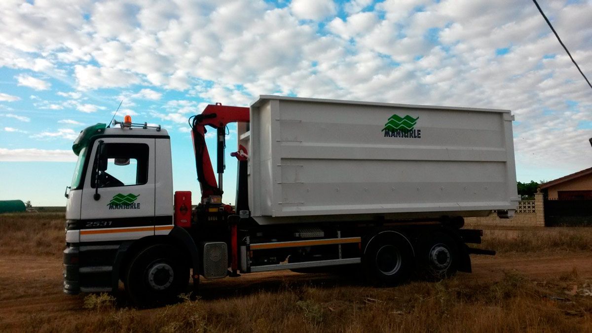 Mansurle cuenta con un camión con grúa para estos trabajos. | L.N.C.