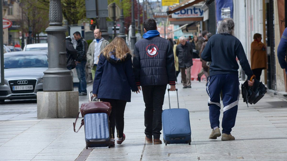 Imagen de archivo de turistas que se desplazan a la provincia. | MAURICIO PEÑA
