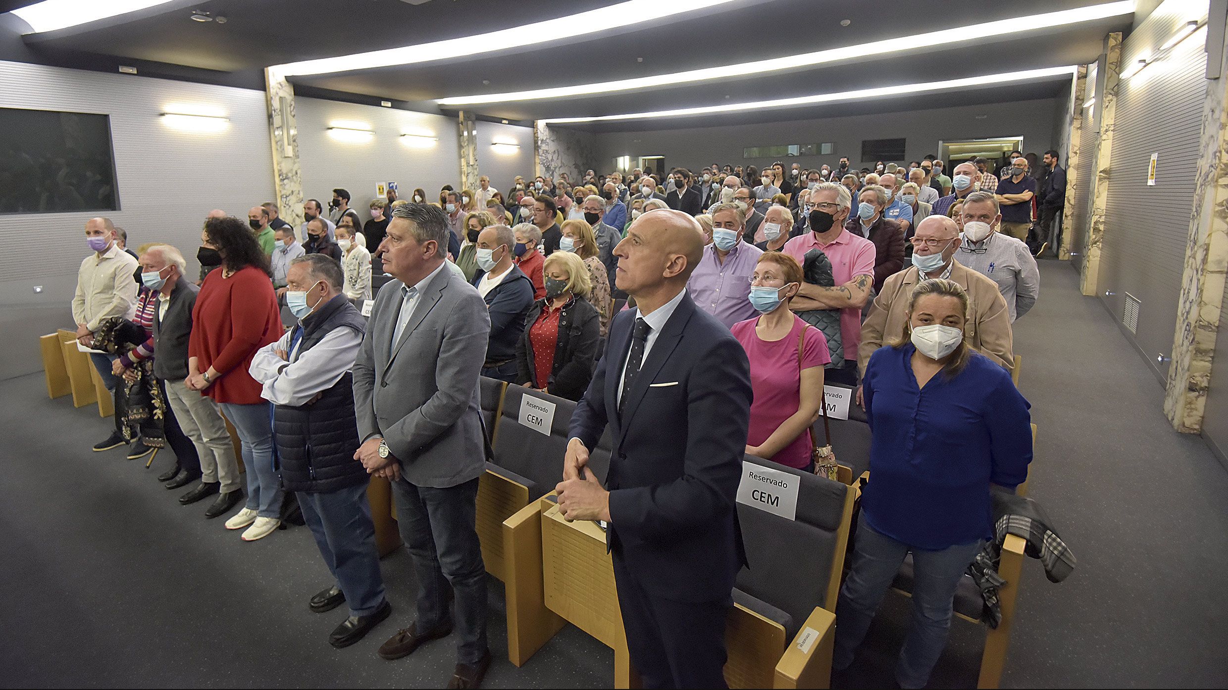 La tensa asamblea que decidió la dirección de la Agrupación Municipal del PSOE de León se desarrolló en el salón de actos del Ayuntamiento. | SAÚL ARÉN