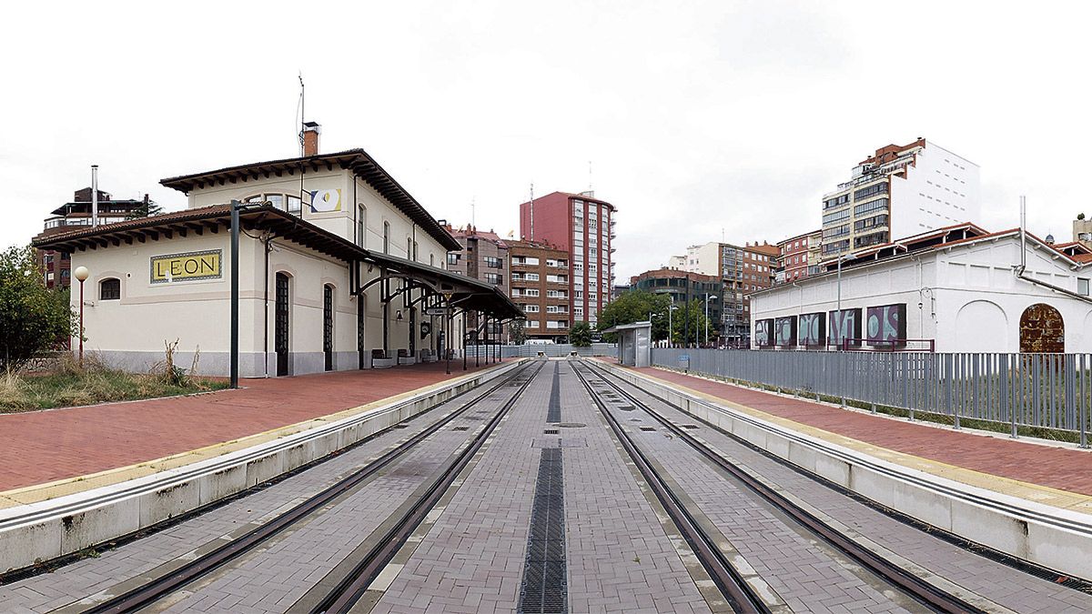 Vista general de la plataforma para el tren-tranvía en su acceso a la estación de Feve en Padre Isla. | MAURICIO PEÑA