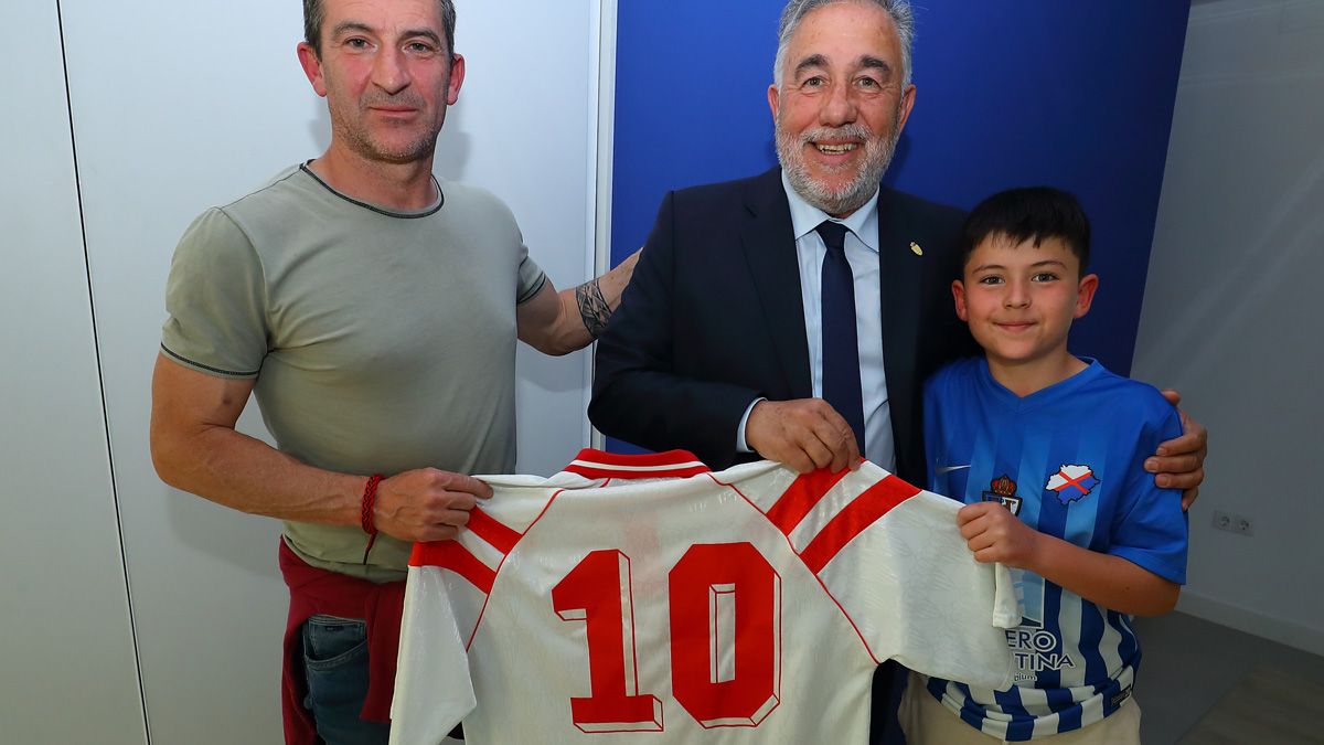 José Antonio Pérez y José Fernández Nieto junto al hijo del primero y la camiseta de Maradona. | SDP