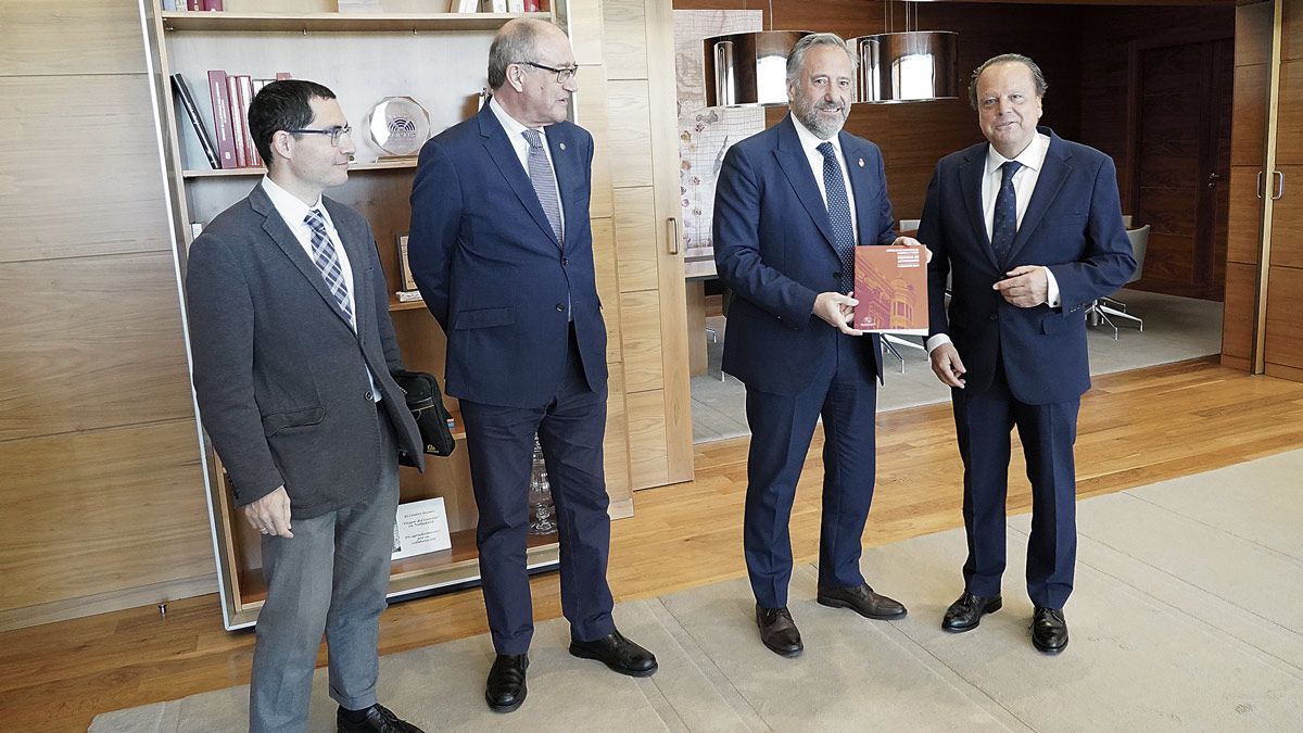Carlos Pollán recibió en las Cortes la memoria del Consejo de Cuentas de manos de otro leonés, Mario Amilivia. | ICAL