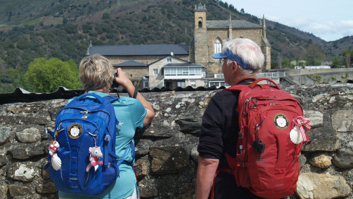 Peregrinos inmortalizando la Colegiata, uno de los símbolos más destacados del patrimonio de la llamada pequeña Compostela. | RAMÓN CELA