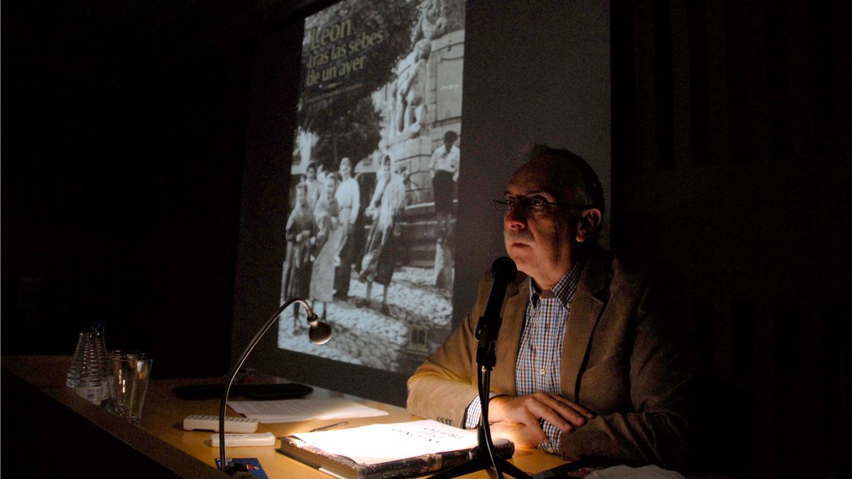 El editor Gregorio Fernández Castañón en la presentación de una de sus publicaciones. | MAURICIO PEÑA