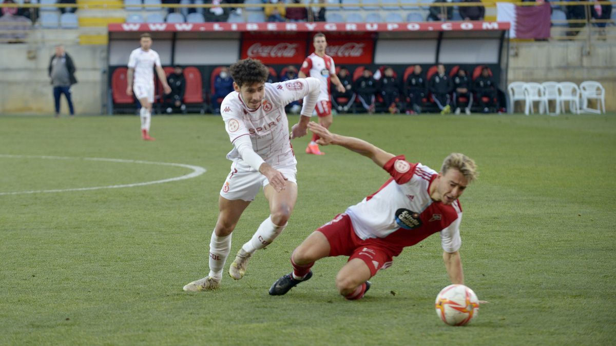 Aarón se zafa de un defensor del Celta B en el choque de la primera vuelta. | MAURICIO PEÑA