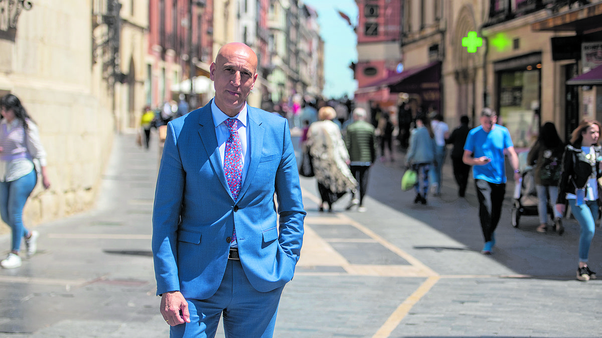 El alcalde de León y líder de la Agrupación Local del PSOE, José Antonio Diez, en la calle Ancha. | SAÚL ARÉN