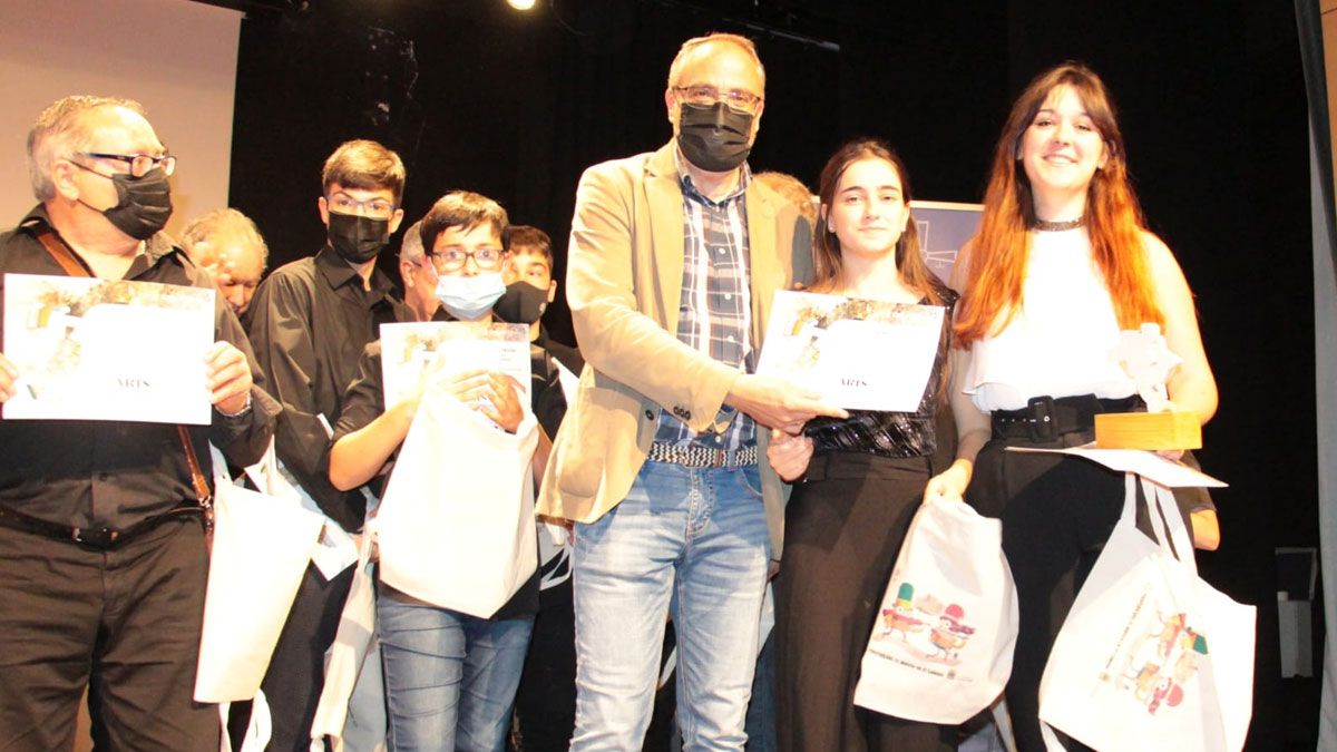 Algunos de los acordeonistas, en la entrega de premios, junto al alcalde de Ponferrada. | L.N.C.