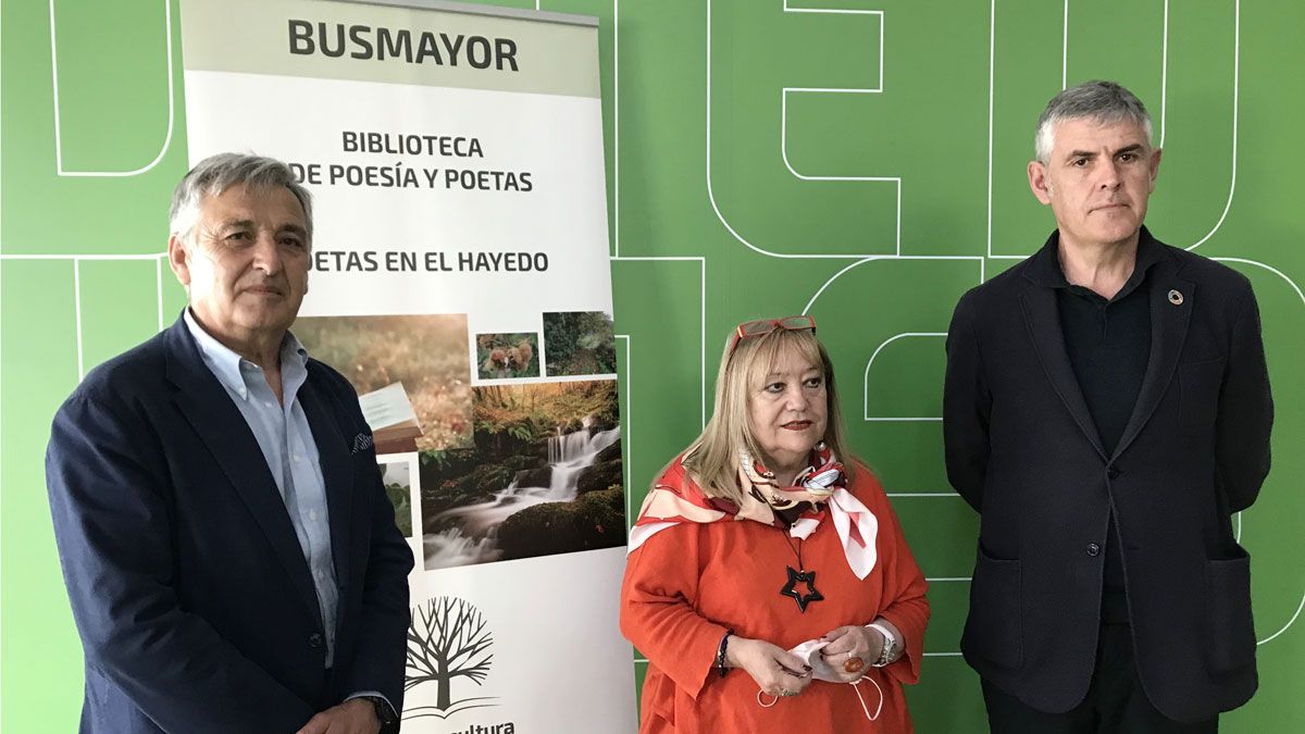 Santiago Asenjo, coordinador de proyectos A Plena Cultura, la poeta Carmen Busmayor y el director de la Uned Jorge Vega. | Ical