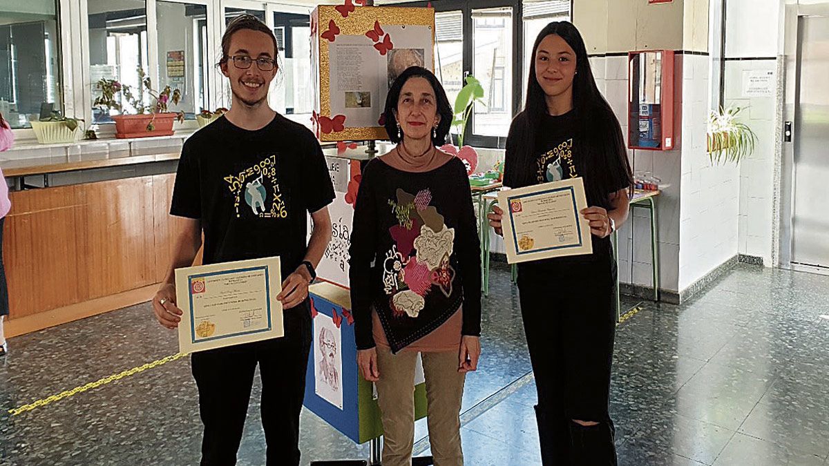 Raúl Pérez y Laura Arredondo posan con sus diplomas junto a su profesora de Matemáticas, Eloína Fernández.  | L.N.C.