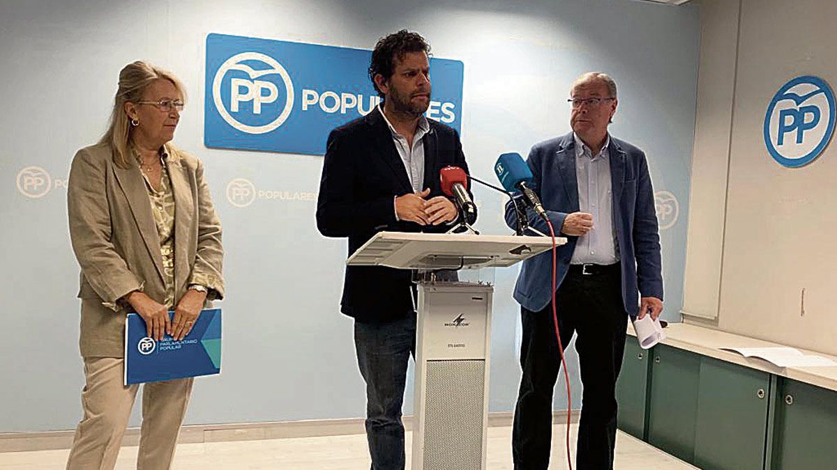 Javier Santiago junto a Carmen González Guinda y Antonio Silván. | L.N.C.