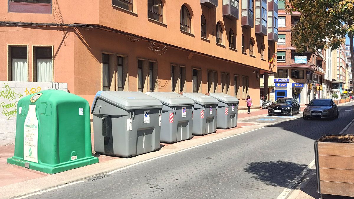 Contenedores en la avenida Gómez Núñez, ante el centro de la tercera edad. | D.M.