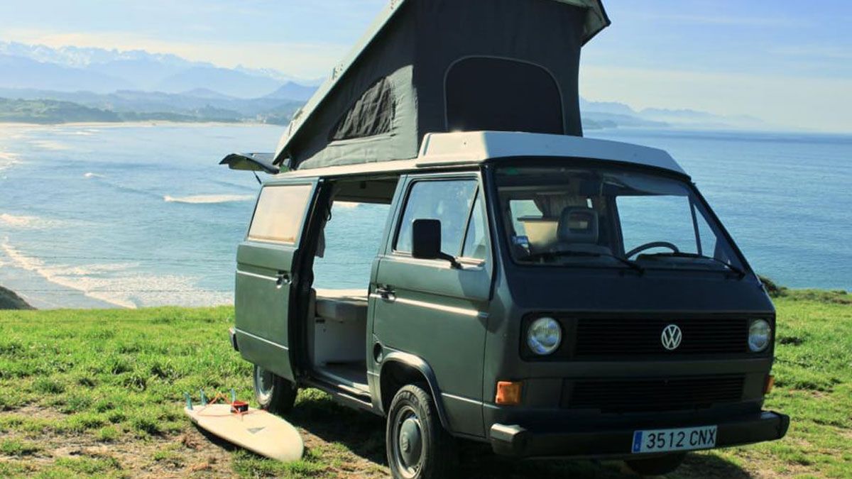Furgoneta que han alquilado para iniciar viaje. Furgoneta que han alquilado para iniciar viaje.