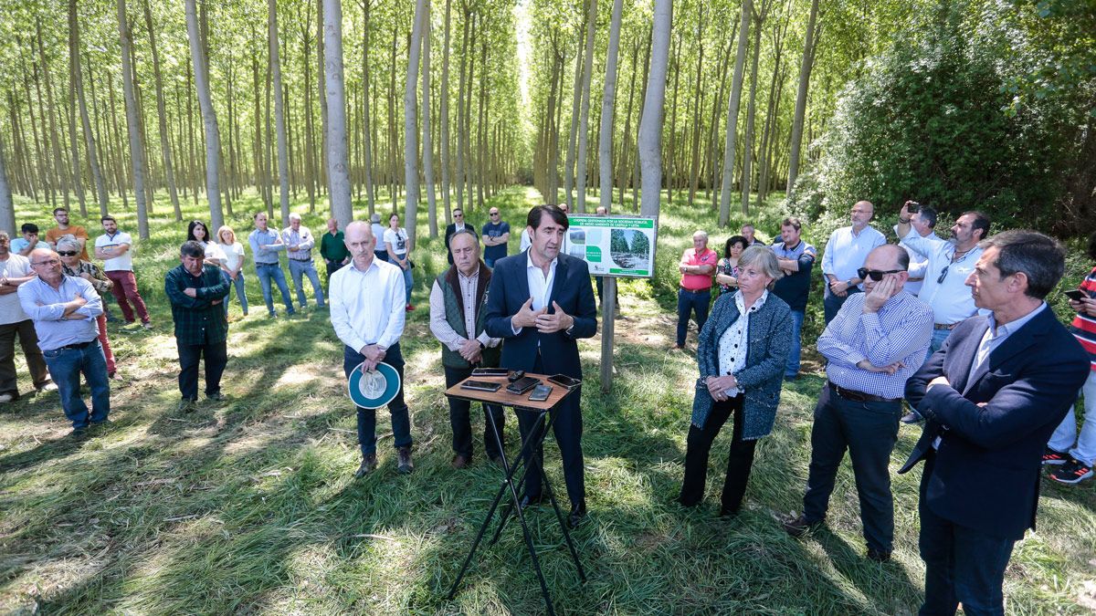 El consejero de Medio Ambiente, Vivienda y Ordenación del Territorio de la Junta de Castilla y León, Juan Carlos Suárez-Quiñones, durante la jornada en Toral de los Guzmanes. | CAMPILLO / ICAL