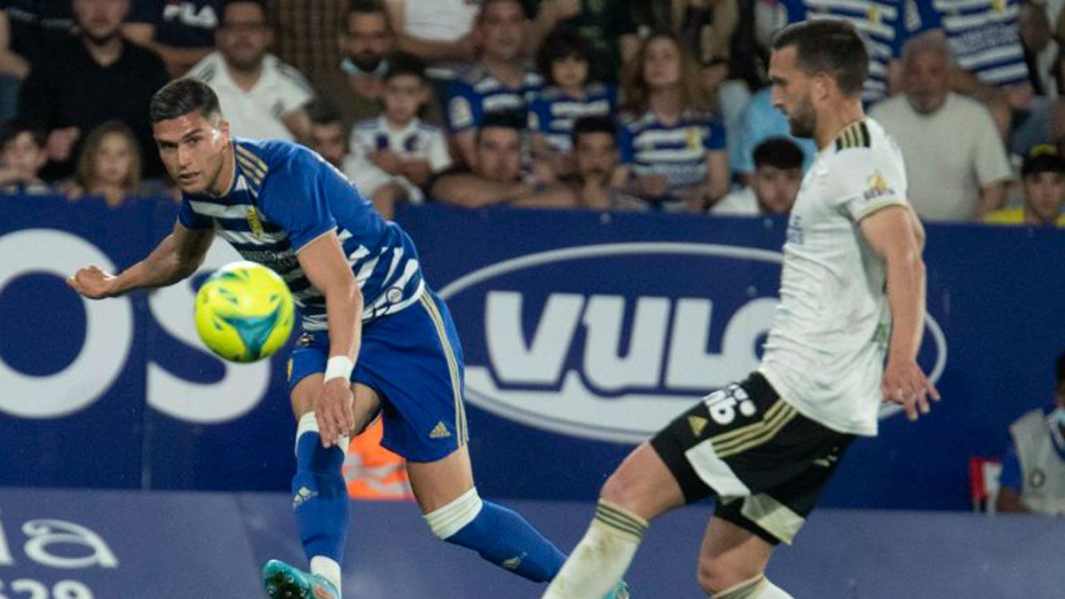 Espiau pone un centro durante el encuentro frente al Burgos. | LALIGA