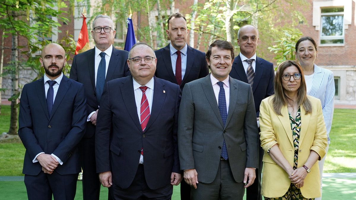 El presidente de la Junta posa con los altos cargos de la consejería de Sanidad. | RUBÉN CACHO / ICAL