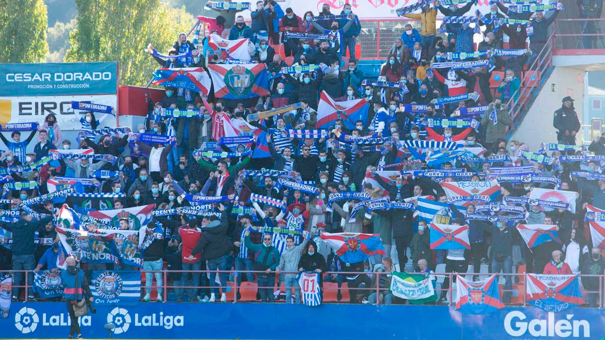 La afición de la Deportiva en un desplazamiento. | S.D.P.