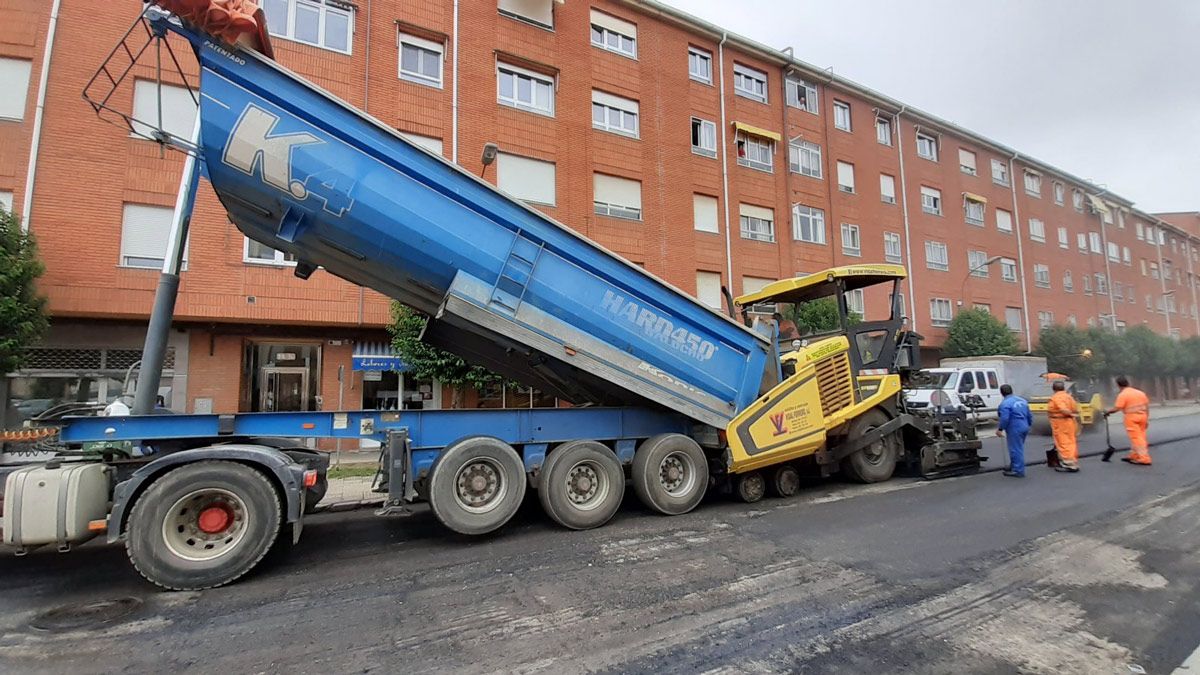 Trabajos de asfaltado en la calle de la Anunciata en una imagen de archivo. | L.N.C.