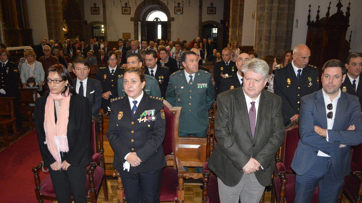Vidal, Palma, Miranda y Alonso participaron este viernes en la misa por el Día de la Policía junto a otros compañeros. | L.N.C.