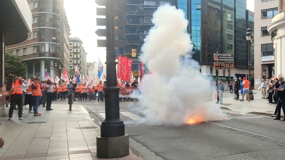 Traca de petardos para dar salida a la marcha en Lazúrtegui. | D.M.