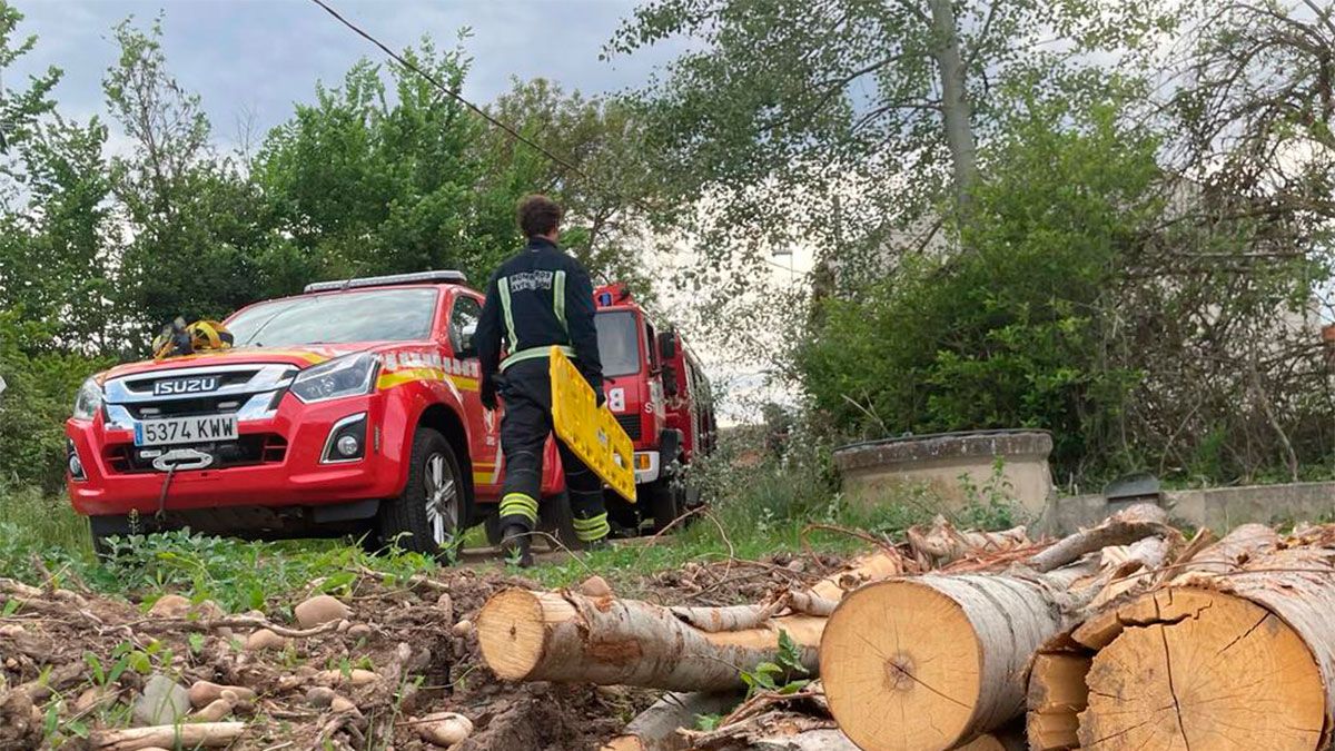 Un momento de la intervención. | BOMBEROS AYTO LEÓN Un momento de la intervención. | BOMBEROS AYTO LEÓN