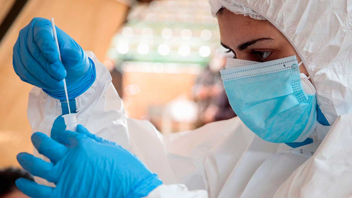 Imagen de archivo de la comprobación de un test de Covid. | ICAL