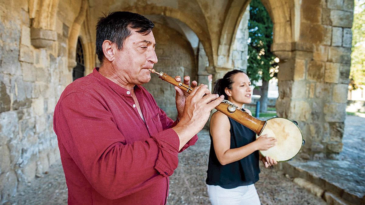 Juan Cruz Silva y Beatriz Rebolledo don el grupo D’Campos y el domingo llevan a Mansilla ‘Son de ayer’.