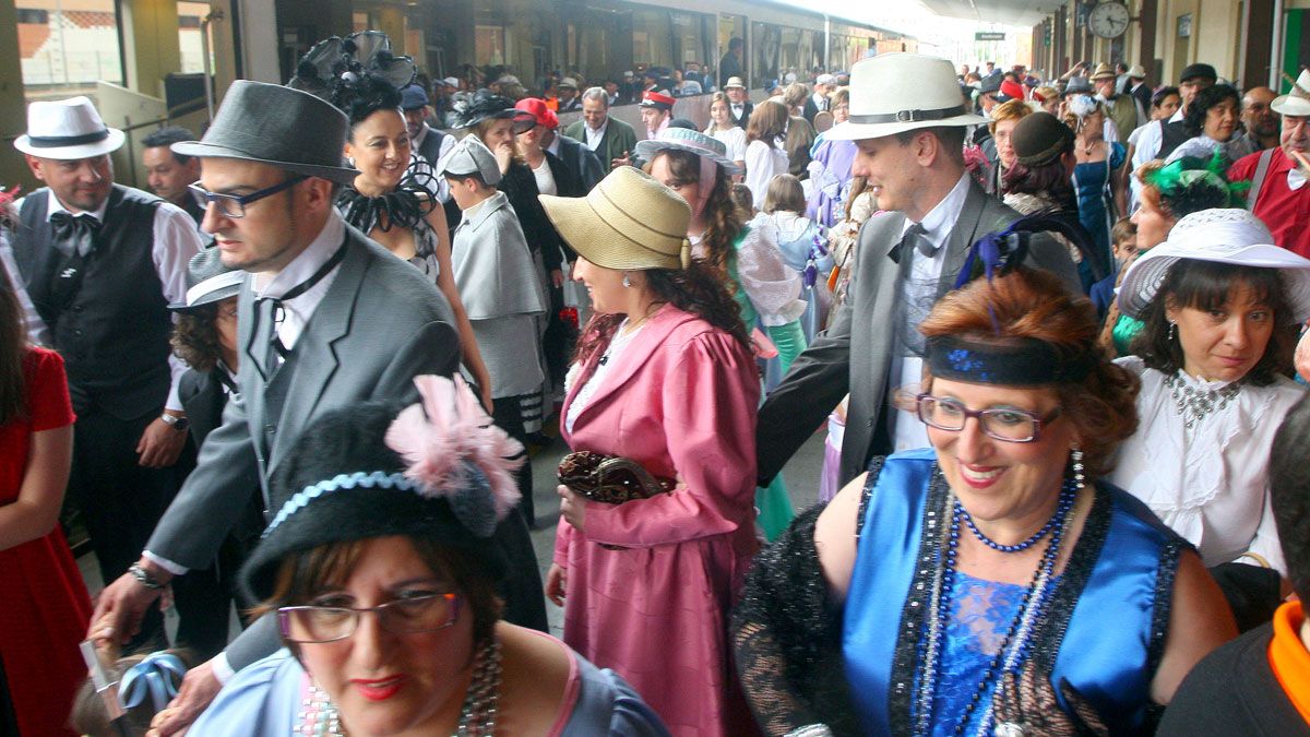 Viajeros a punto de subir al tren en ediciones anteriores del encuentro Toral en Tren. | ICAL