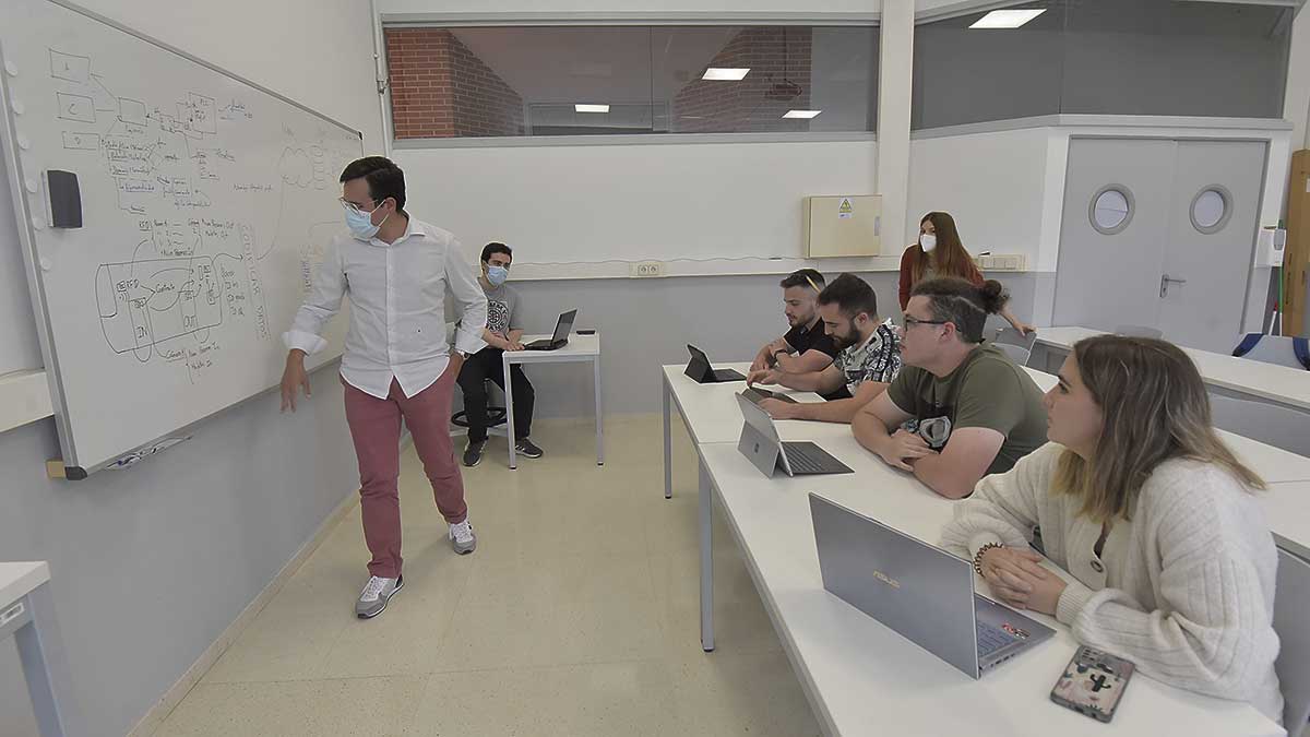 Los mentores explican cómo se organizarán las cámaras en el interior de los autobuses a los alumnos. | SAÚL ARÉN