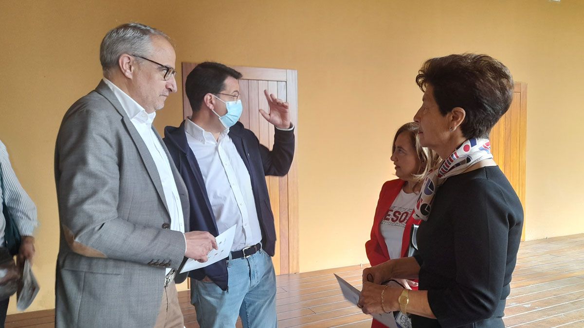 Gregoria Cavero con el alcalde de Ponferrada, la vicerrector del Campus y el director del Museo del Bierzo al comienzo de las ponencias. | MAR IGLESIAS