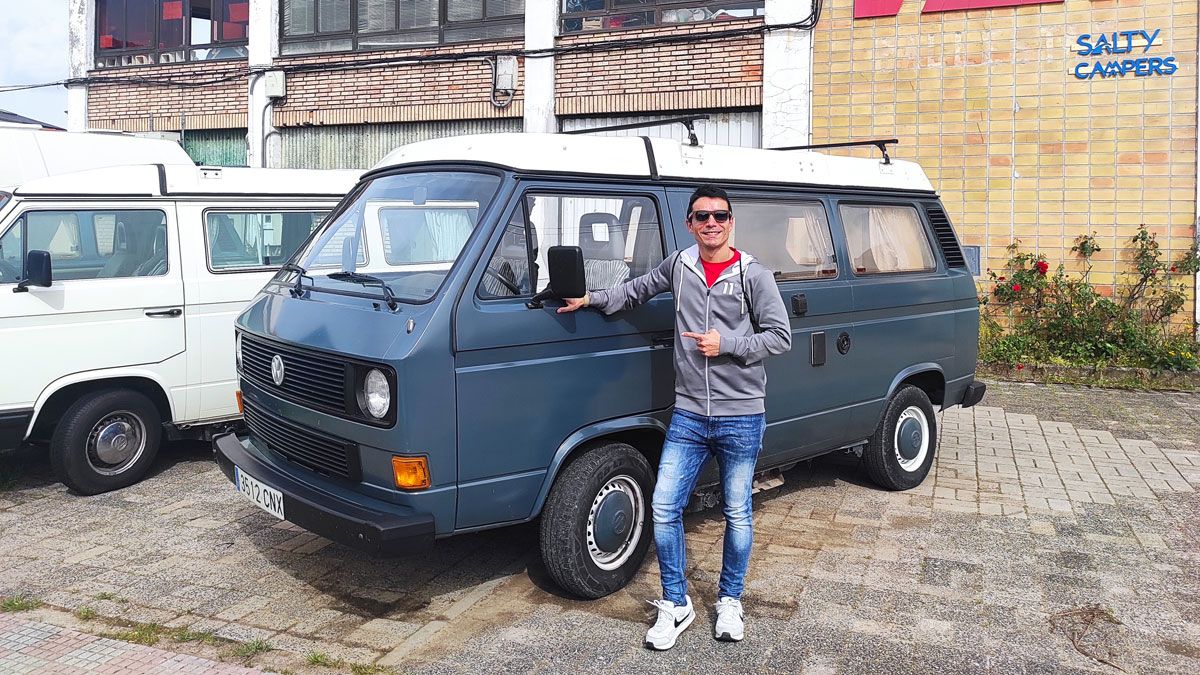 Ramón en la empresa en la que consiguieron a la "leona" en la que van a pasar una semana de sus vidas él y su hermano. | Salty Campers Ramón en la empresa en la que consiguieron a la "leona" en la que van a pasar una semana de sus vidas él y su hermano. | Salty Campers