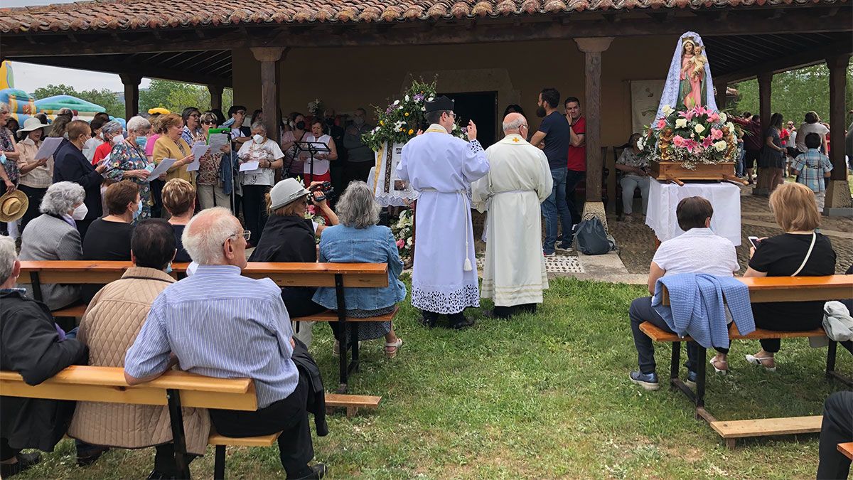 La lluvia ha obligado al trasladar la misa al interior de la ermita. | L.N.C.