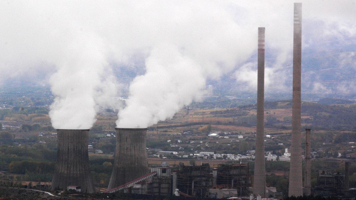 Las chimeneas de Compostilla cuando la central aún estaba en funcionamiento.