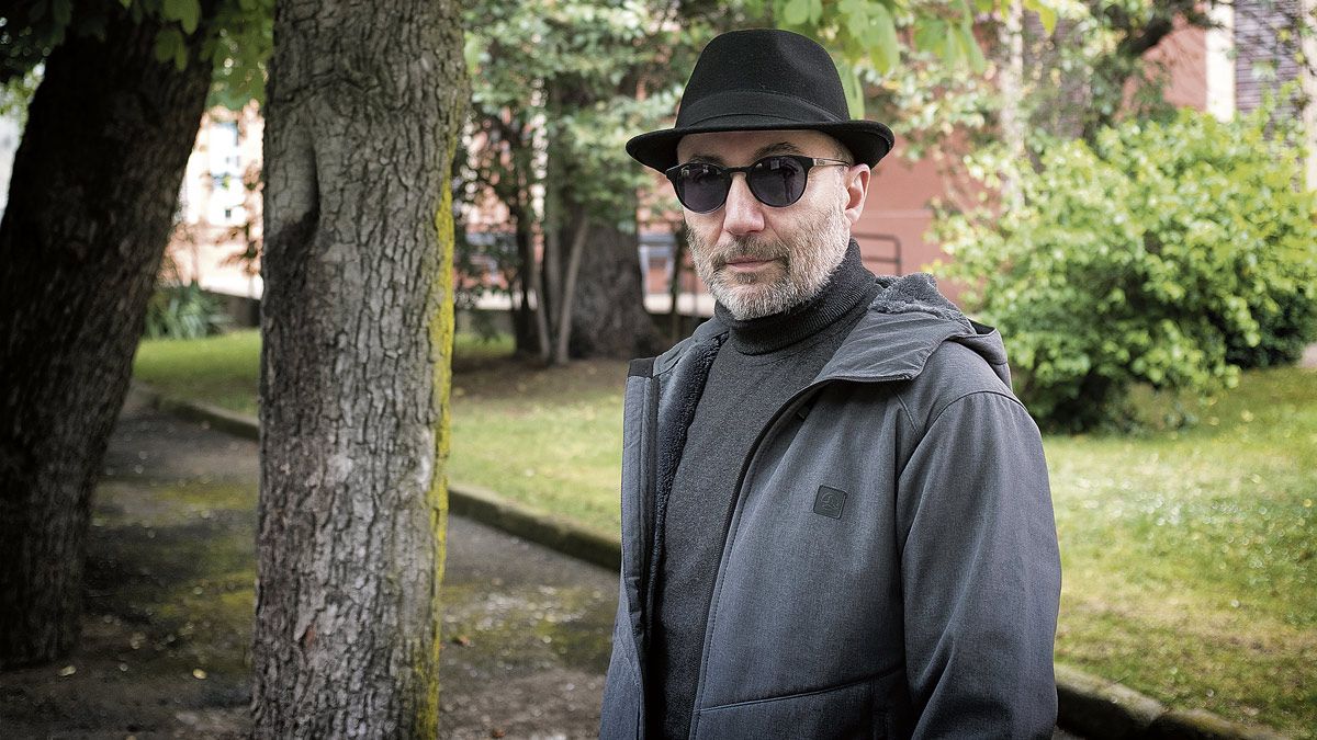 Retrato de Luis Grau en un parque de la ciudad de León. | J.R. VEGA