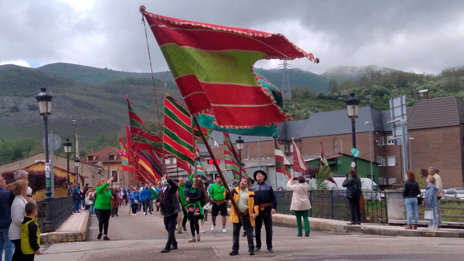 El desfile de pendones se celebró este domingo y el viento exigió toda la pericia de los pendoneros. | E. NIÑO