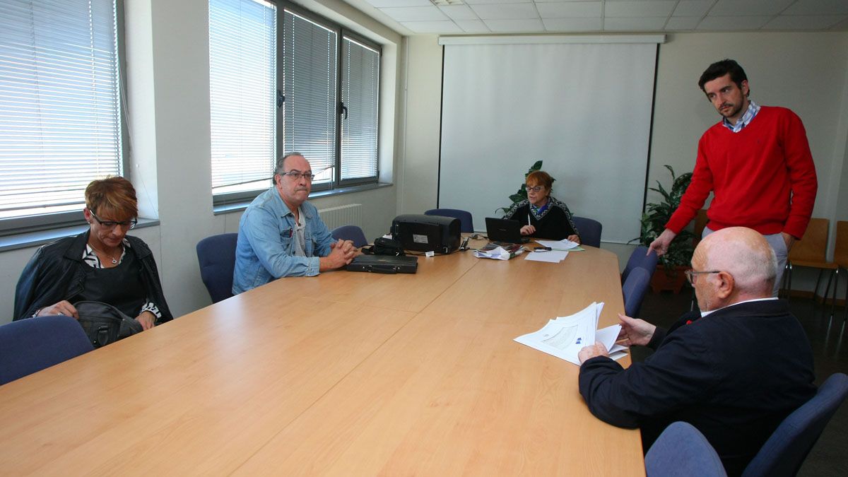 Reunión ante el Serla de representantes de los trabajadores, la empresa y el Ayuntamiento de Ponferrada. | César Sánchez (Ical)