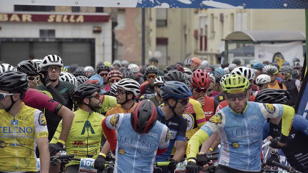 Más de 400 participantes tomaron la salida en la prueba, que contó con 3 etapas. | SAÚL ARÉN