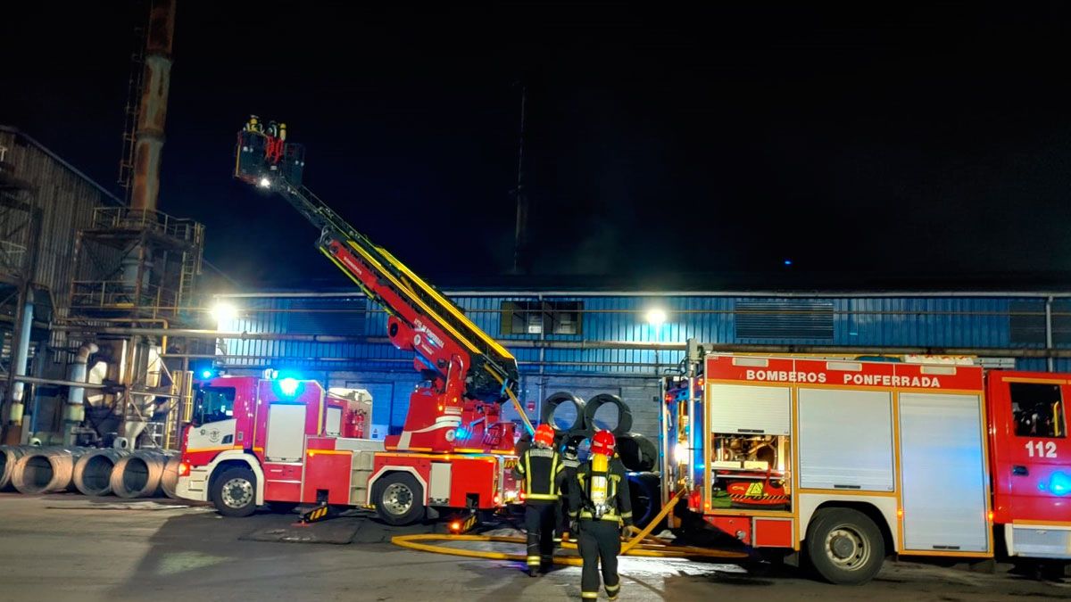 Intervención de los bomberos en la nave de Roldán. | BOMBEROS PONFERRADA