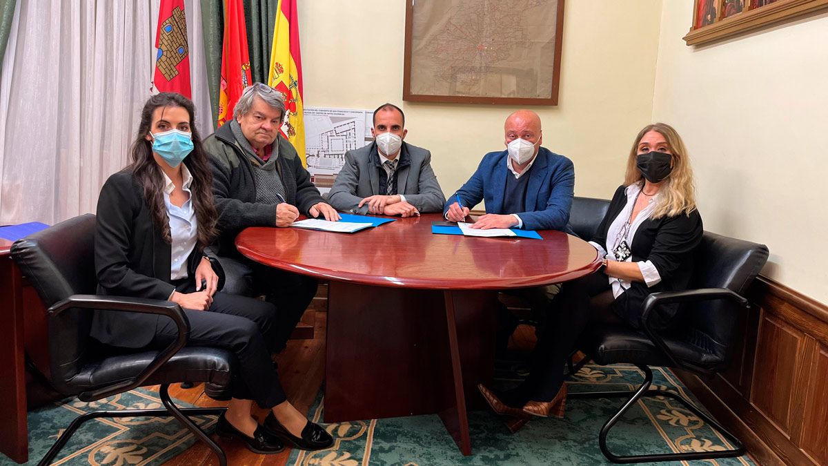 Acto de firma del convenio en el Ayuntamiento de Paredes de Nava (Palencia). | L.N.C.