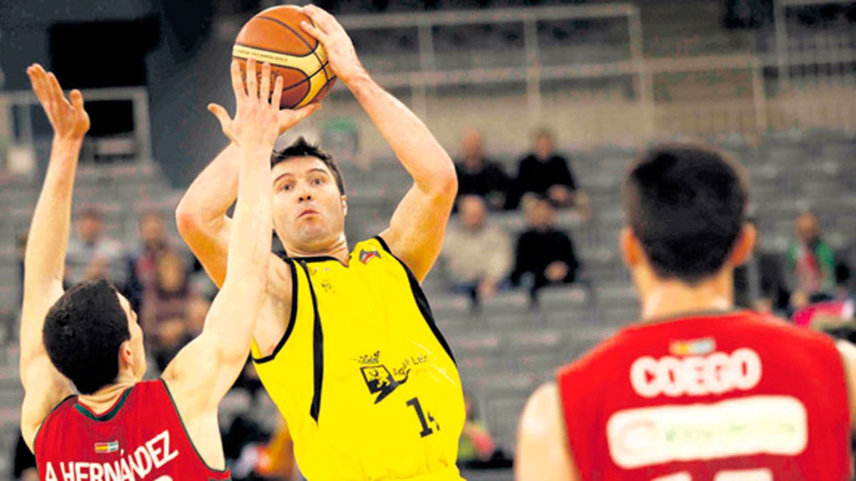 Julio González en el último duelo entre León y Granada.