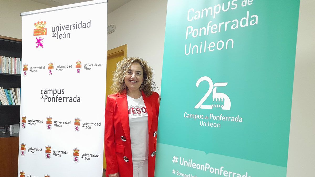 La vicerrectora con el logotipo del 25 cumpleaños del campus. | MAR IGLESIAS