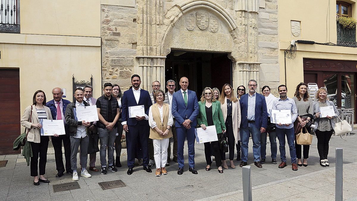 Foto de familia de las autoridades con los representantes de los establecimientos reconocidos. | L.N.C.