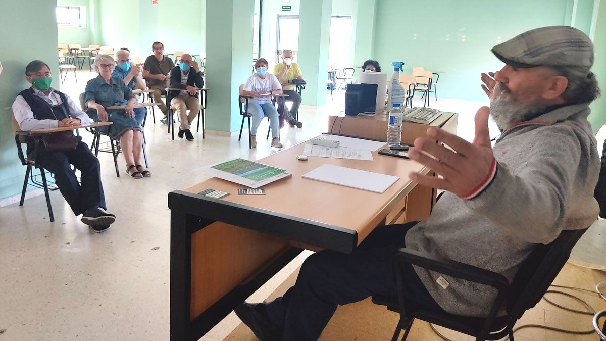 Fulgencio Fernández en el campus de Ponferrada, con alumnos de la Universidad de la Experiencia | D.M.