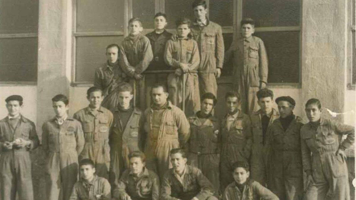 Promoción de aprendices de Endesa del año 1953 en la Escuela de Compostilla. | L.N.C.