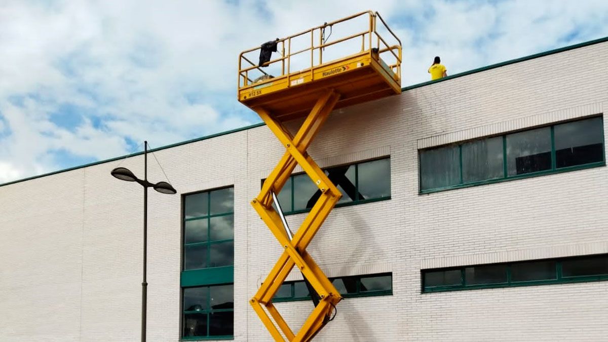 Obras en la cubierta del pabellón Lydia Valentín.