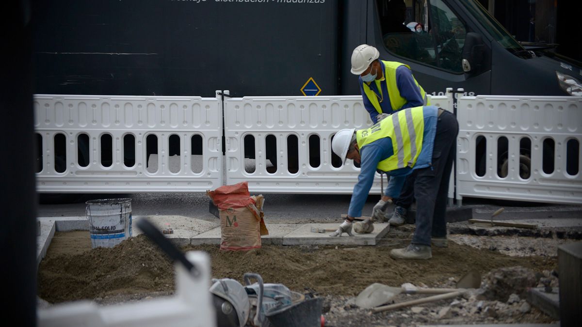 Imagen de archivo de unos trabajadores en León. | L.N.C.