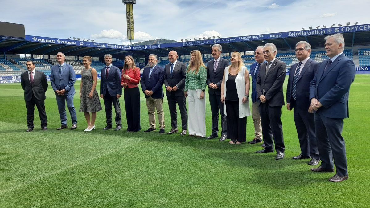 Foto de familia de los delegados con Silvano y con el consejero en el campo de la Ponferradina. | MAR IGLESIAS